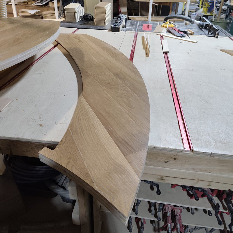 INTERMIDIATE STAGE OF ASSEMBLY OF CURVED FRONT TREADS